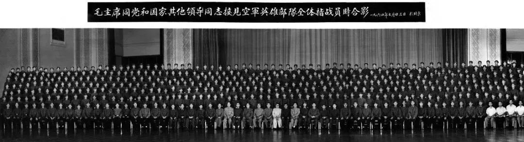 當他講起當年的故事，80多歲的妻子眼中滿(mǎn)是崇拜的目光-云南能投軍創(chuàng  )產(chǎn)業(yè)投資有限公司