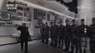 當他講起當年的故事，80多歲的妻子眼中滿(mǎn)是崇拜的目光-云南能投軍創(chuàng  )產(chǎn)業(yè)投資有限公司