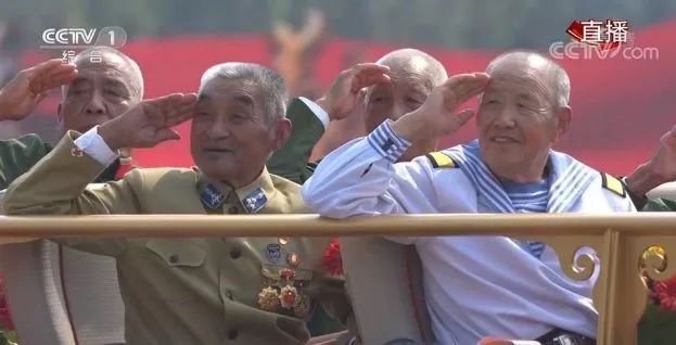 當他講起當年的故事，80多歲的妻子眼中滿(mǎn)是崇拜的目光-云南能投軍創(chuàng  )產(chǎn)業(yè)投資有限公司