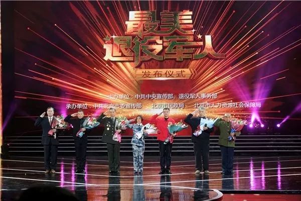 當他講起當年的故事，80多歲的妻子眼中滿(mǎn)是崇拜的目光-云南能投軍創(chuàng  )產(chǎn)業(yè)投資有限公司