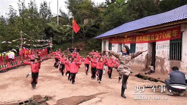 中國退役軍人丨謝彬蓉：綻放在大涼山上的軍中綠花-云南能投軍創(chuàng  )產(chǎn)業(yè)投資有限公司