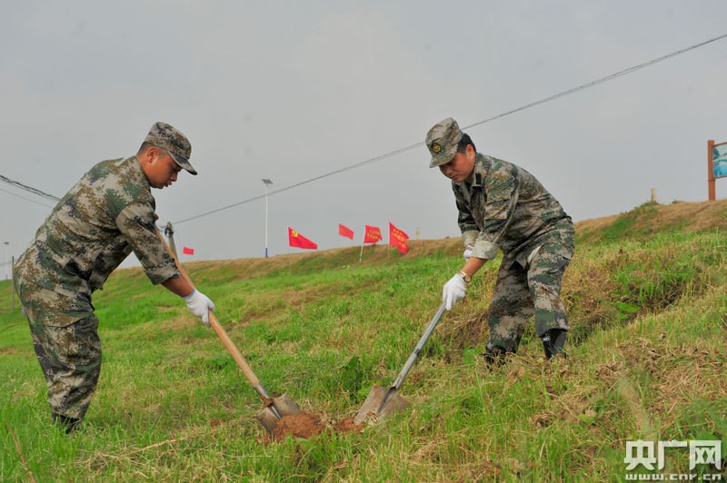 江西南昌縣：為防汛抗洪鑄起了一道“迷彩堤壩”-云南能投軍創(chuàng  )產(chǎn)業(yè)投資有限公司