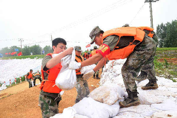 陸軍第71集團軍200余名退伍老兵主動(dòng)歸隊戰洪魔-云南能投軍創(chuàng  )產(chǎn)業(yè)投資有限公司