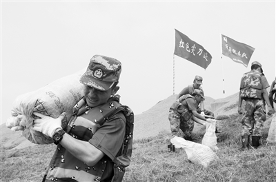 一聲“集結號”萬(wàn)千老兵歸——抗洪搶險一線(xiàn)退役軍人奮戰身影擷錄-云南能投軍創(chuàng  )產(chǎn)業(yè)投資有限公司