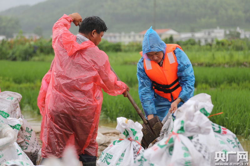 李壽來(lái)：才下軍旅前哨，又上脫貧一線(xiàn)-云南能投軍創(chuàng  )產(chǎn)業(yè)投資有限公司