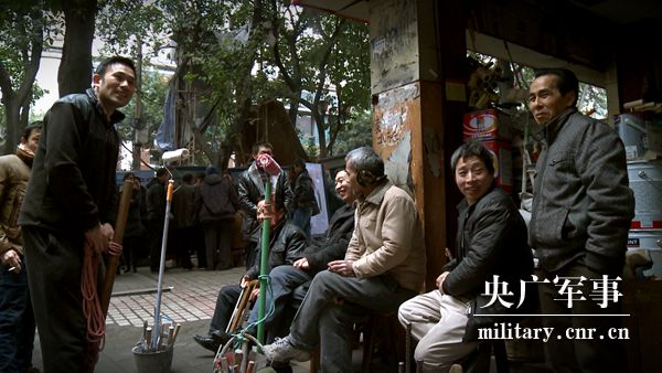 何苦：走進(jìn)山城“棒棒軍”，記錄負重前行的力量-云南能投軍創(chuàng  )產(chǎn)業(yè)投資有限公司