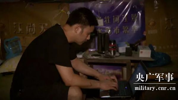 何苦：走進(jìn)山城“棒棒軍”，記錄負重前行的力量-云南能投軍創(chuàng  )產(chǎn)業(yè)投資有限公司