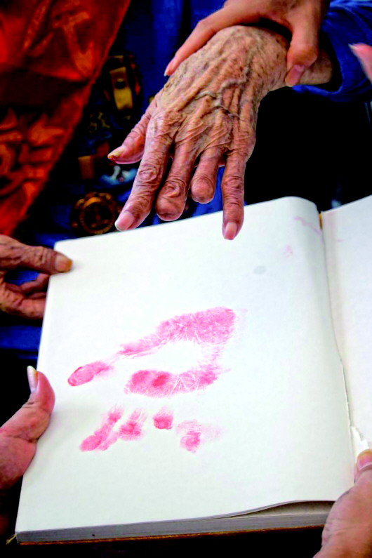 牽住英雄的手 記住來(lái)時(shí)的路 1345份抗戰老兵手印背后的故事-云南能投軍創(chuàng  )產(chǎn)業(yè)投資有限公司