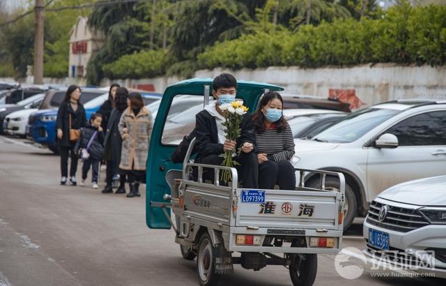 樸素的感動(dòng)！在王焯冉烈士墓前，我們遇到了他們……-云南能投軍創(chuàng  )產(chǎn)業(yè)投資有限公司