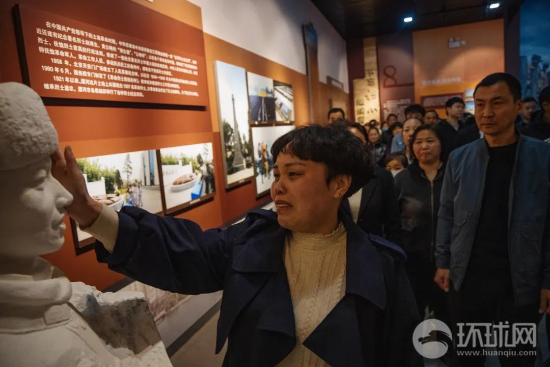 樸素的感動(dòng)！在王焯冉烈士墓前，我們遇到了他們……-云南能投軍創(chuàng  )產(chǎn)業(yè)投資有限公司