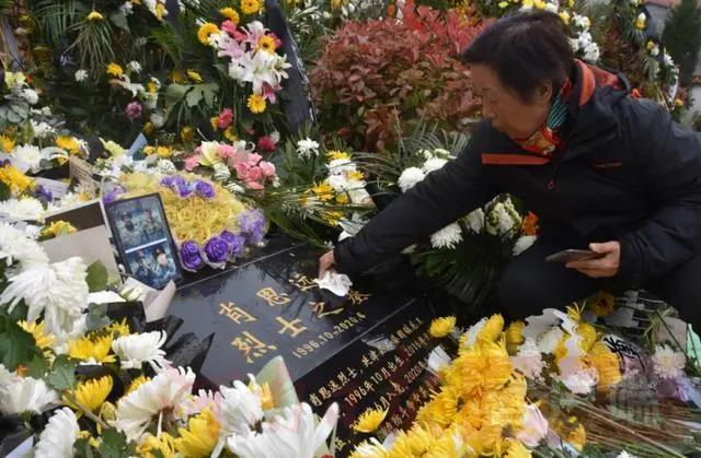 為國捐軀，國人銘記！數萬(wàn)群眾赴延津祭奠戍邊英烈肖思遠-云南能投軍創(chuàng  )產(chǎn)業(yè)投資有限公司