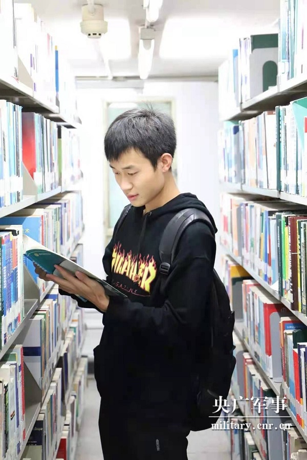 趙佳樂(lè )：一位大學(xué)生士兵退伍返校的960天-云南能投軍創(chuàng  )產(chǎn)業(yè)投資有限公司