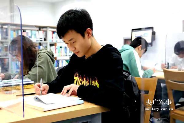 趙佳樂(lè )：一位大學(xué)生士兵退伍返校的960天-云南能投軍創(chuàng  )產(chǎn)業(yè)投資有限公司