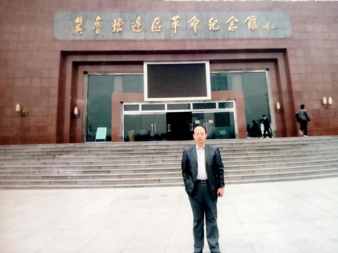 中國退役軍人丨慶祝建黨100周年特別節目《忠誠》第九集：《郭萬(wàn)里 ：筆墨深情，為黨謳歌》-云南能投軍創(chuàng  )產(chǎn)業(yè)投資有限公司