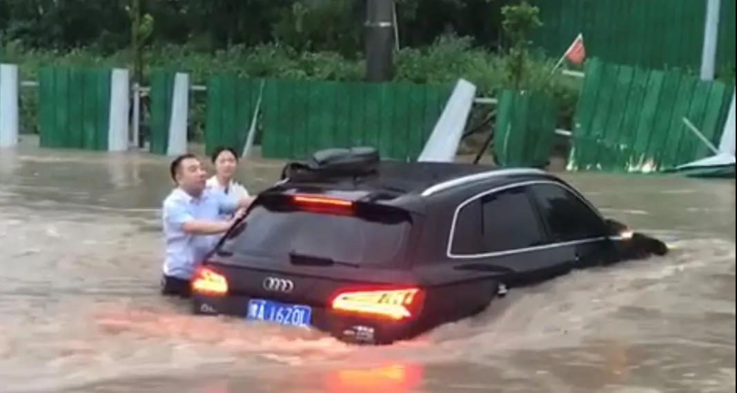 退役不褪色，暴雨中，這些退役軍人真給力-云南能投軍創(chuàng  )產(chǎn)業(yè)投資有限公司