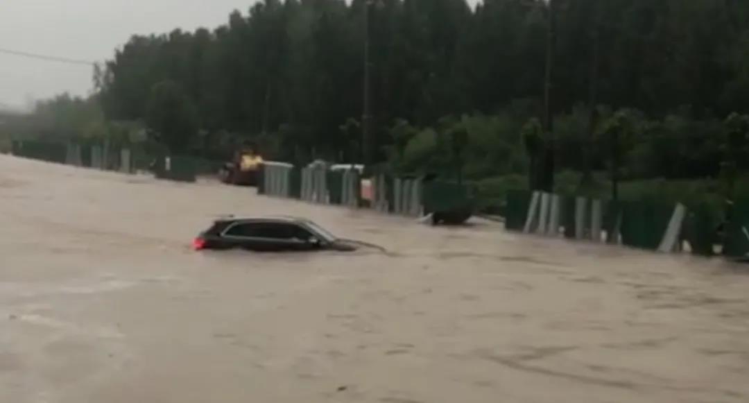 退役不褪色，暴雨中，這些退役軍人真給力-云南能投軍創(chuàng  )產(chǎn)業(yè)投資有限公司
