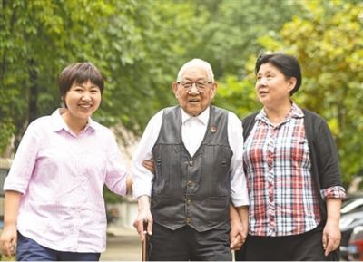 “兩優(yōu)一先”典型 | 胡兆富：“無(wú)論到哪兒，我都是一名醫生”-云南能投軍創(chuàng  )產(chǎn)業(yè)投資有限公司