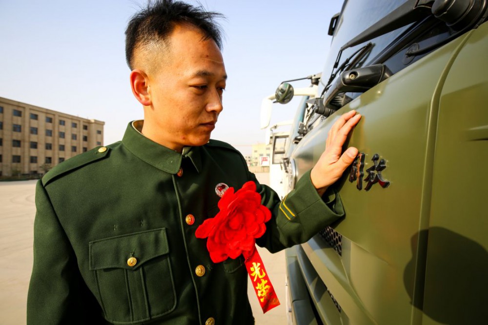 退伍老兵的最后堅守：卸下肩章 卻沒(méi)有卸下責任-云南能投軍創(chuàng  )產(chǎn)業(yè)投資有限公司