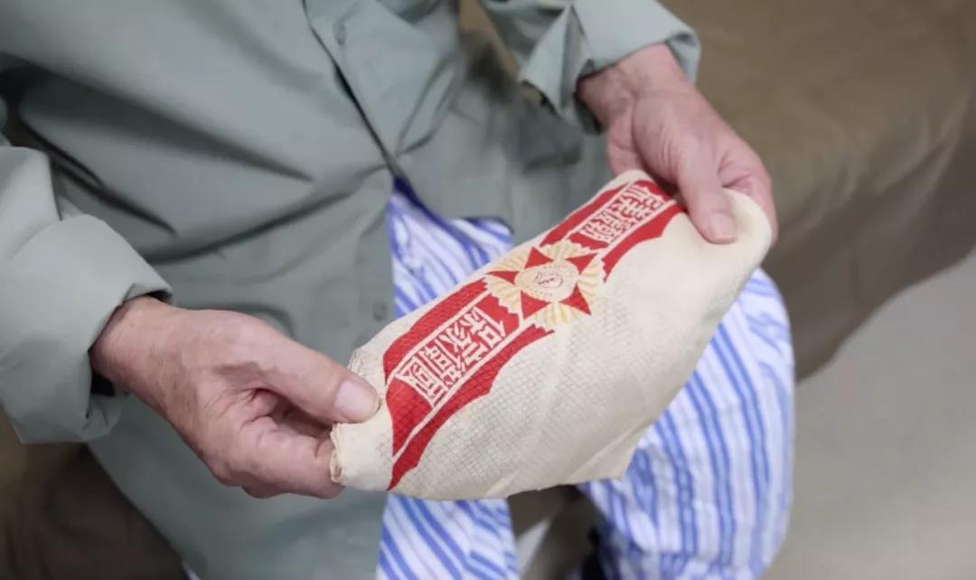 搪瓷缸、軍大衣……病房變“營(yíng)房” 只為喚醒他們的記憶-云南能投軍創(chuàng  )產(chǎn)業(yè)投資有限公司