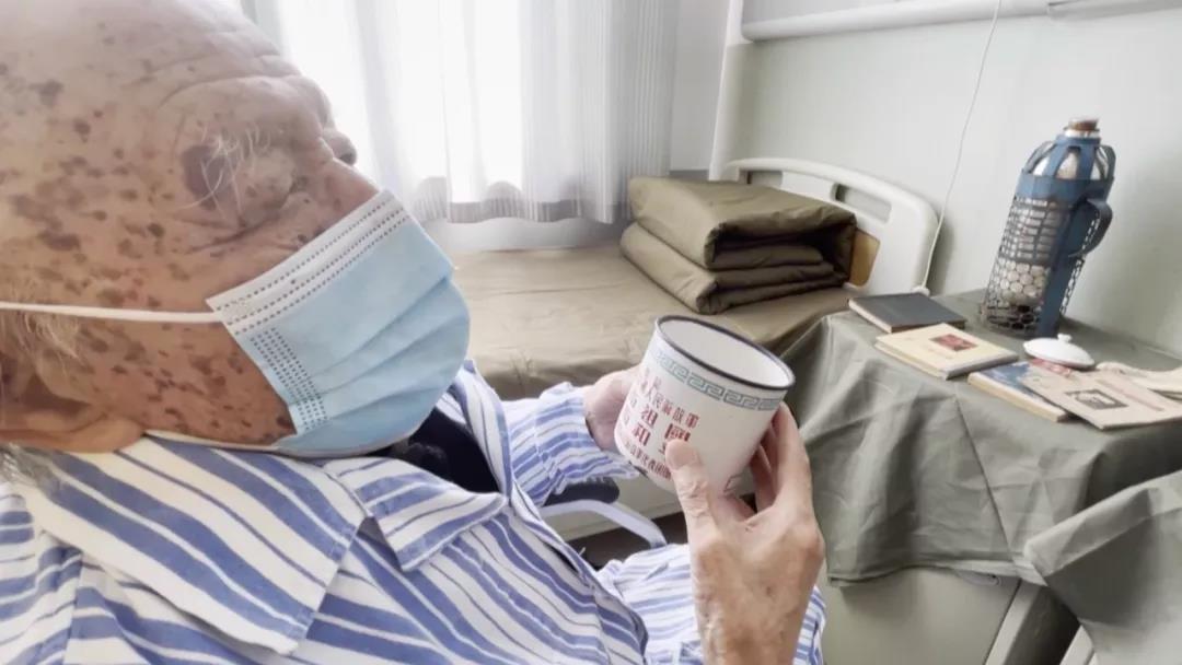 搪瓷缸、軍大衣……病房變“營(yíng)房” 只為喚醒他們的記憶-云南能投軍創(chuàng  )產(chǎn)業(yè)投資有限公司