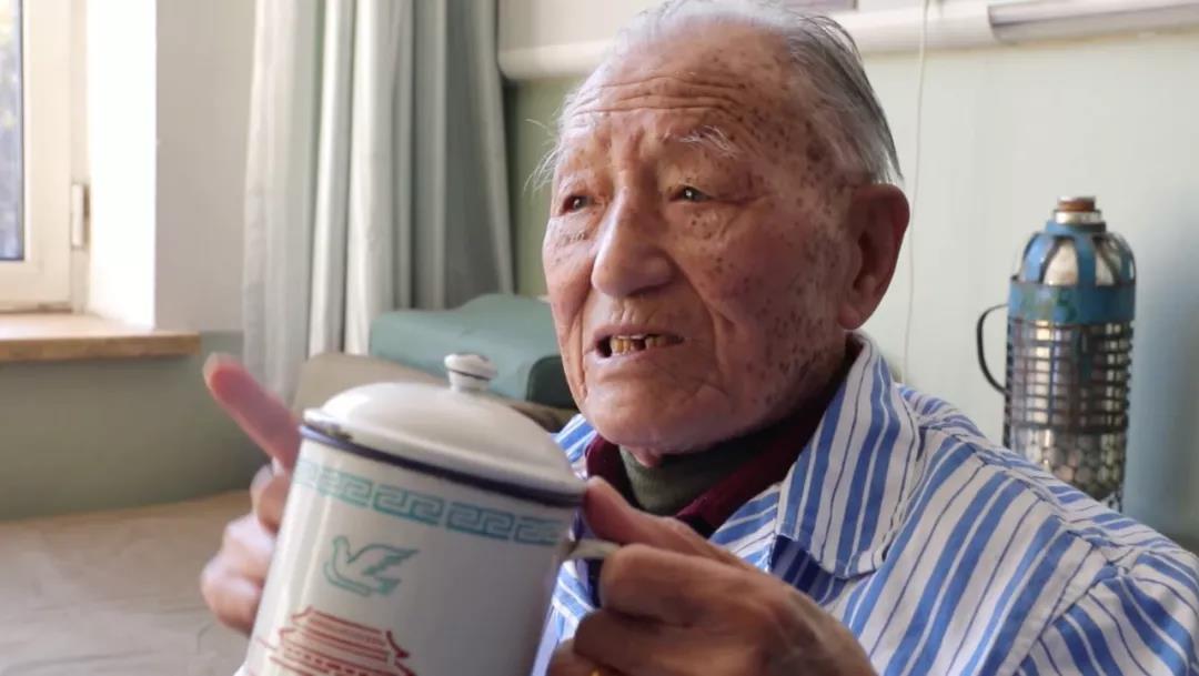 搪瓷缸、軍大衣……病房變“營(yíng)房” 只為喚醒他們的記憶-云南能投軍創(chuàng  )產(chǎn)業(yè)投資有限公司