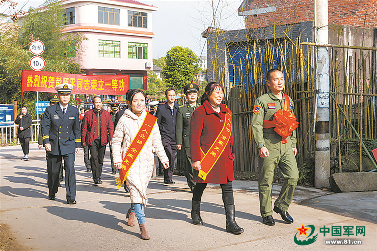 海軍艦載航空兵某部跨越千里把喜報送到立功官兵家中-云南能投軍創(chuàng  )產(chǎn)業(yè)投資有限公司