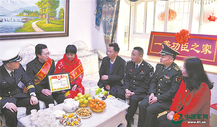 海軍艦載航空兵某部跨越千里把喜報送到立功官兵家中-云南能投軍創(chuàng  )產(chǎn)業(yè)投資有限公司