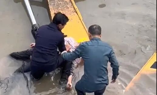 黃金4分鐘，多虧這位老兵，落水群眾撿回性命！-云南能投軍創(chuàng  )產(chǎn)業(yè)投資有限公司