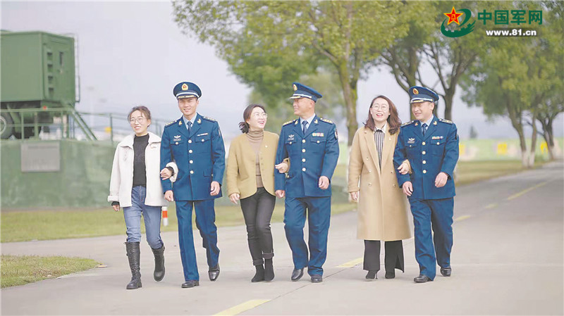 生活周刊丨“三朵金花”的軍營(yíng)情緣-云南能投軍創(chuàng  )產(chǎn)業(yè)投資有限公司