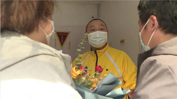 退伍不褪色！女孩跌入化糞池 外賣(mài)小哥出手救人-云南能投軍創(chuàng  )產(chǎn)業(yè)投資有限公司