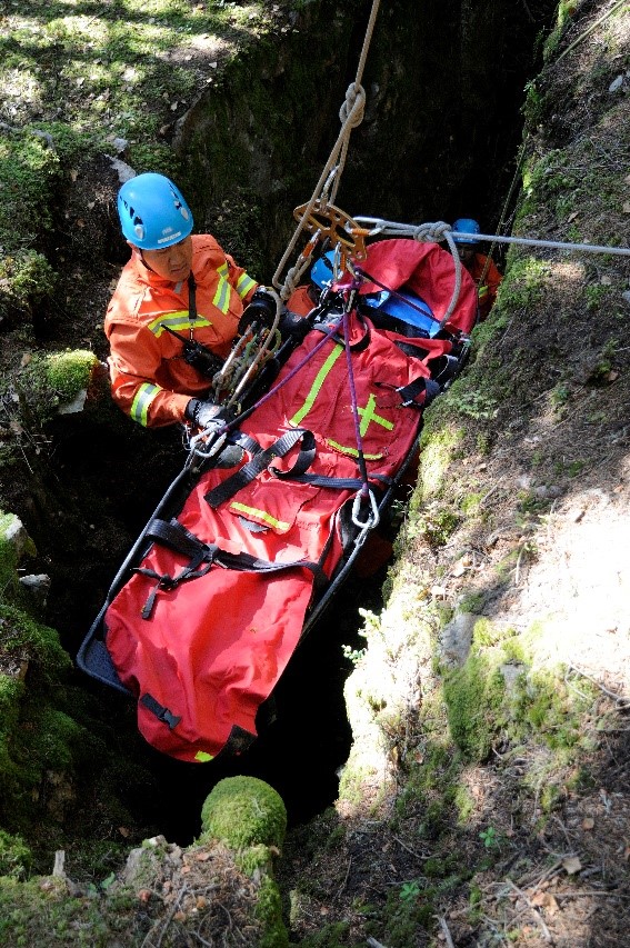 他在高山懸崖上“飛檐走壁”，營(yíng)救80多人-云南能投軍創(chuàng  )產(chǎn)業(yè)投資有限公司