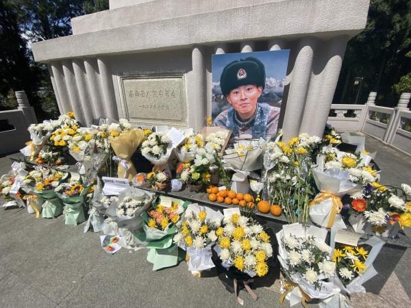 淚目！烈士陳祥榕墓前，擺滿(mǎn)了鮮花和他愛(ài)吃的橘子-云南能投軍創(chuàng  )產(chǎn)業(yè)投資有限公司