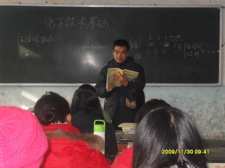 被質(zhì)疑“出風(fēng)頭”“作秀”的參戰老兵，堅持義務(wù)支教十余年-云南能投軍創(chuàng  )產(chǎn)業(yè)投資有限公司