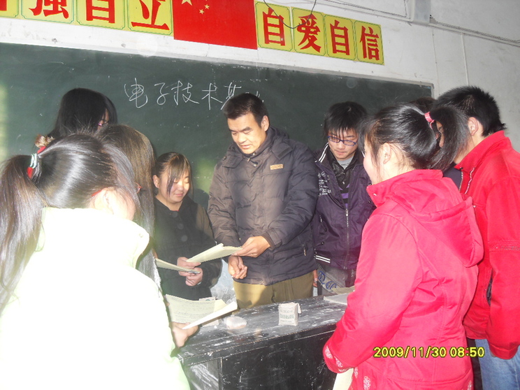 被質(zhì)疑“出風(fēng)頭”“作秀”的參戰老兵，堅持義務(wù)支教十余年-云南能投軍創(chuàng  )產(chǎn)業(yè)投資有限公司