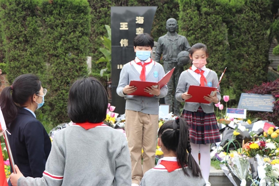 共青團中央宣傳部、退役軍人事務(wù)部宣傳中心聯(lián)合全國多地英雄烈士紀念設施開(kāi)展
2022年“清明祭英烈”主題紀念活動(dòng)——12小時(shí)慢直播 云端寄哀思-云南能投軍創(chuàng  )產(chǎn)業(yè)投資有限公司