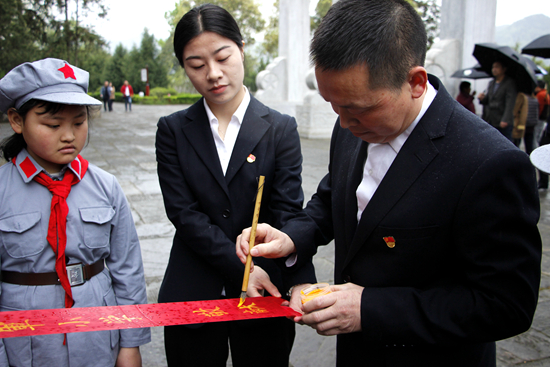 共青團中央宣傳部、退役軍人事務(wù)部宣傳中心聯(lián)合全國多地英雄烈士紀念設施開(kāi)展
2022年“清明祭英烈”主題紀念活動(dòng)——12小時(shí)慢直播 云端寄哀思-云南能投軍創(chuàng  )產(chǎn)業(yè)投資有限公司