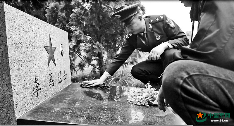 戰友們一直牽掛烈士李磊的母親:”媽媽,我們都是您的孩子”-云南能投軍創(chuàng  )產(chǎn)業(yè)投資有限公司