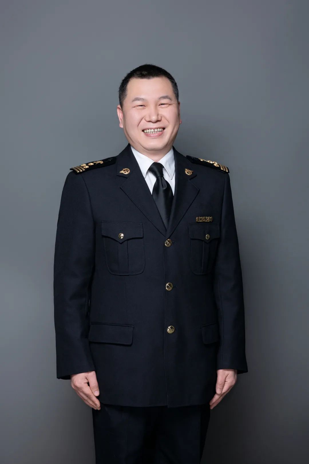 了不起的退役軍人丨40歲從軍醫“跨界”到海關(guān)，他竟還能年年拿第一！-云南能投軍創(chuàng  )產(chǎn)業(yè)投資有限公司