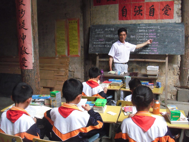 堅守大山的“扁擔教師”，只為挑起遠山最美好的明天-云南能投軍創(chuàng  )產(chǎn)業(yè)投資有限公司