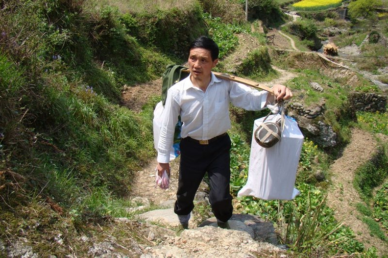 堅守大山的“扁擔教師”，只為挑起遠山最美好的明天-云南能投軍創(chuàng  )產(chǎn)業(yè)投資有限公司