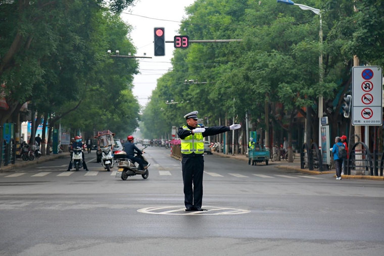 “網(wǎng)紅交警”趙旭東：“口罩臉”記錄下退役軍人的使命擔當-云南能投軍創(chuàng  )產(chǎn)業(yè)投資有限公司