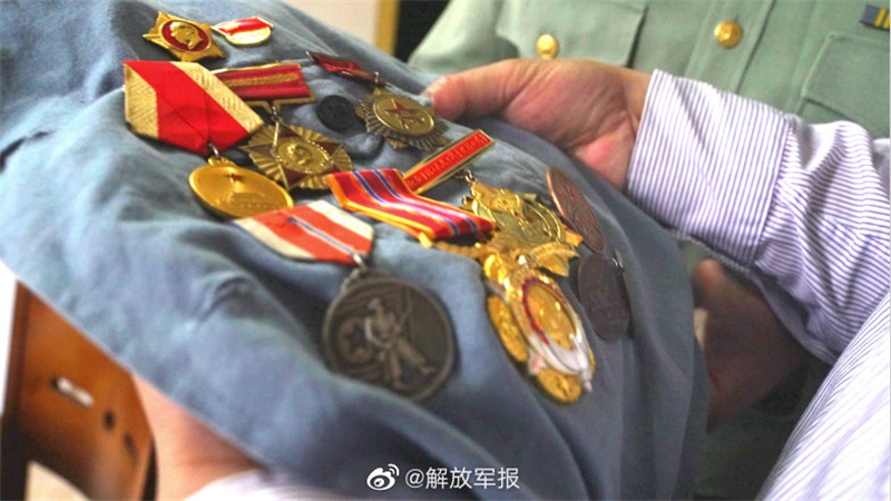 感動(dòng)！這場(chǎng)相聚讓“冰雕連”老戰士哽咽落淚-云南能投軍創(chuàng  )產(chǎn)業(yè)投資有限公司