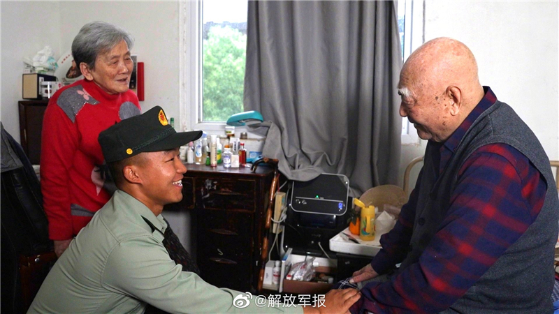 感動(dòng)！這場(chǎng)相聚讓“冰雕連”老戰士哽咽落淚-云南能投軍創(chuàng  )產(chǎn)業(yè)投資有限公司