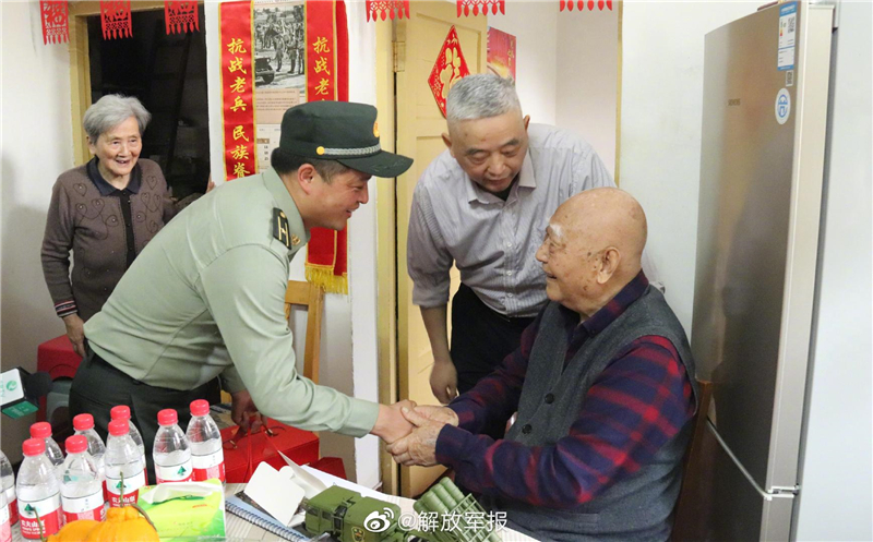 感動(dòng)！這場(chǎng)相聚讓“冰雕連”老戰士哽咽落淚-云南能投軍創(chuàng  )產(chǎn)業(yè)投資有限公司