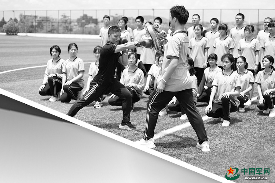 優(yōu)秀退役軍人進(jìn)入校園任教，在三尺講臺立德樹(shù)人
——  “迷彩園丁”耕耘菁菁校園-云南能投軍創(chuàng  )產(chǎn)業(yè)投資有限公司