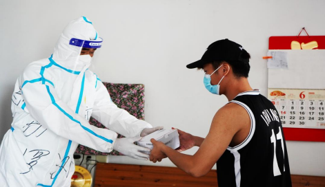 助脫貧、暖老兵、抗疫情……這位“黑帥隊長(cháng)”干啥啥行-云南能投軍創(chuàng  )產(chǎn)業(yè)投資有限公司