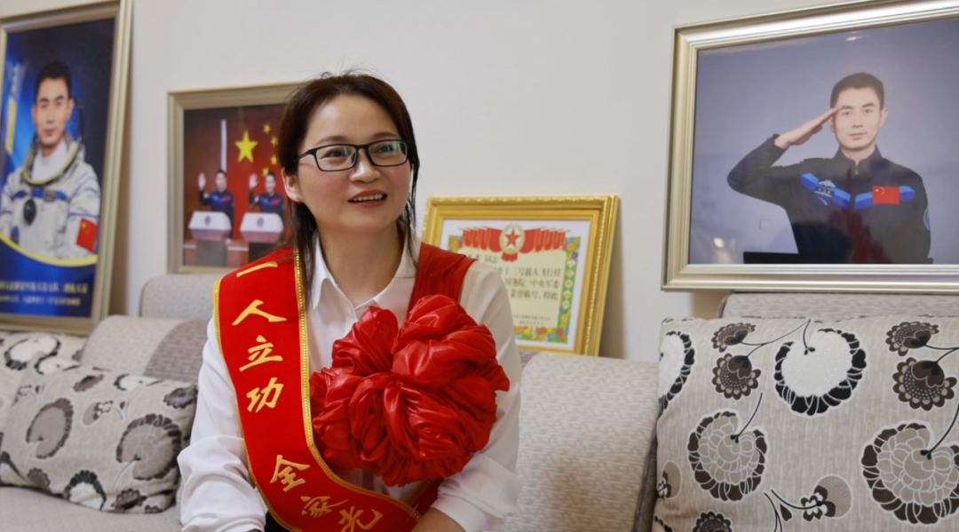 喜報牌匾送到葉光富家，姐姐說(shuō)他從小有個(gè)愿望……-云南能投軍創(chuàng  )產(chǎn)業(yè)投資有限公司