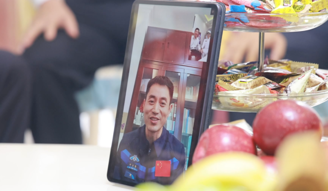 喜報牌匾送到葉光富家，姐姐說(shuō)他從小有個(gè)愿望……-云南能投軍創(chuàng  )產(chǎn)業(yè)投資有限公司