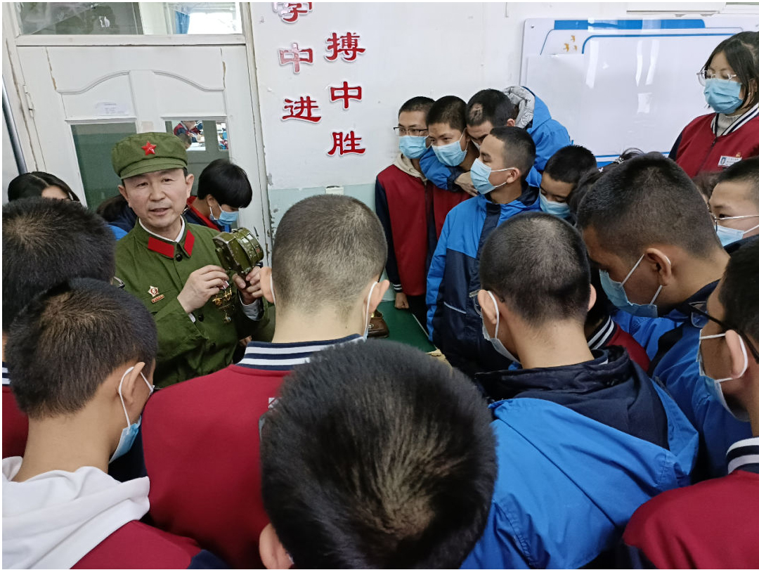 新疆烏魯木齊老兵宣講團開(kāi)展國防教育進(jìn)課堂活動(dòng) 助力學(xué)子上好“返校復學(xué)第一課”-云南能投軍創(chuàng  )產(chǎn)業(yè)投資有限公司