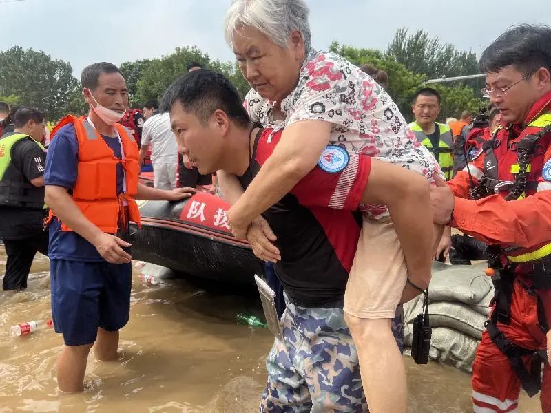 勇挑重擔風(fēng)雨同心 退役軍人事務(wù)系統和廣大退役軍人奮戰抗洪搶險救災一線(xiàn)-云南能投軍創(chuàng  )產(chǎn)業(yè)投資有限公司